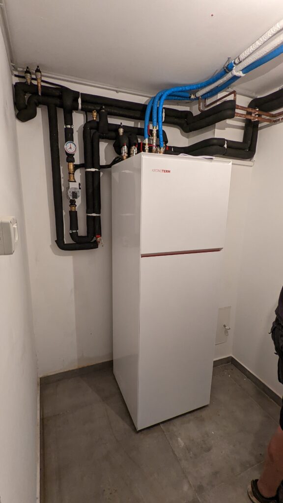 Zamenjava peči na drva s toplotno črpalko Kronoterm Adapt